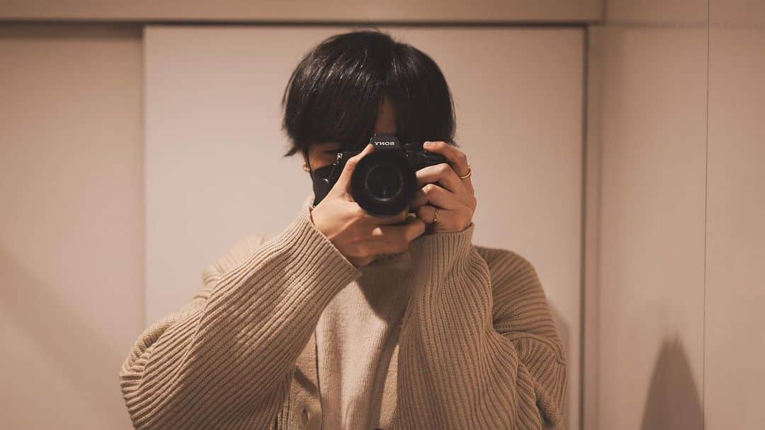 山口智也のインスタグラム：「トイレの鏡に自分いたから覗いてみた。  #atarimaeyan #photo #sonyα7sⅲ  #tomoya #lightroom」