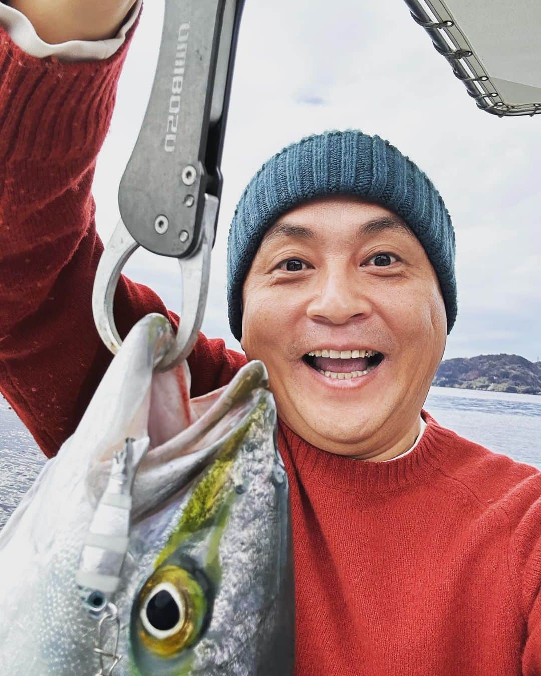 Utsuさんのインスタグラム：「寒ブリ82cmをゲット。また釣られてくれてイイよ！ #釣り #宇和島」