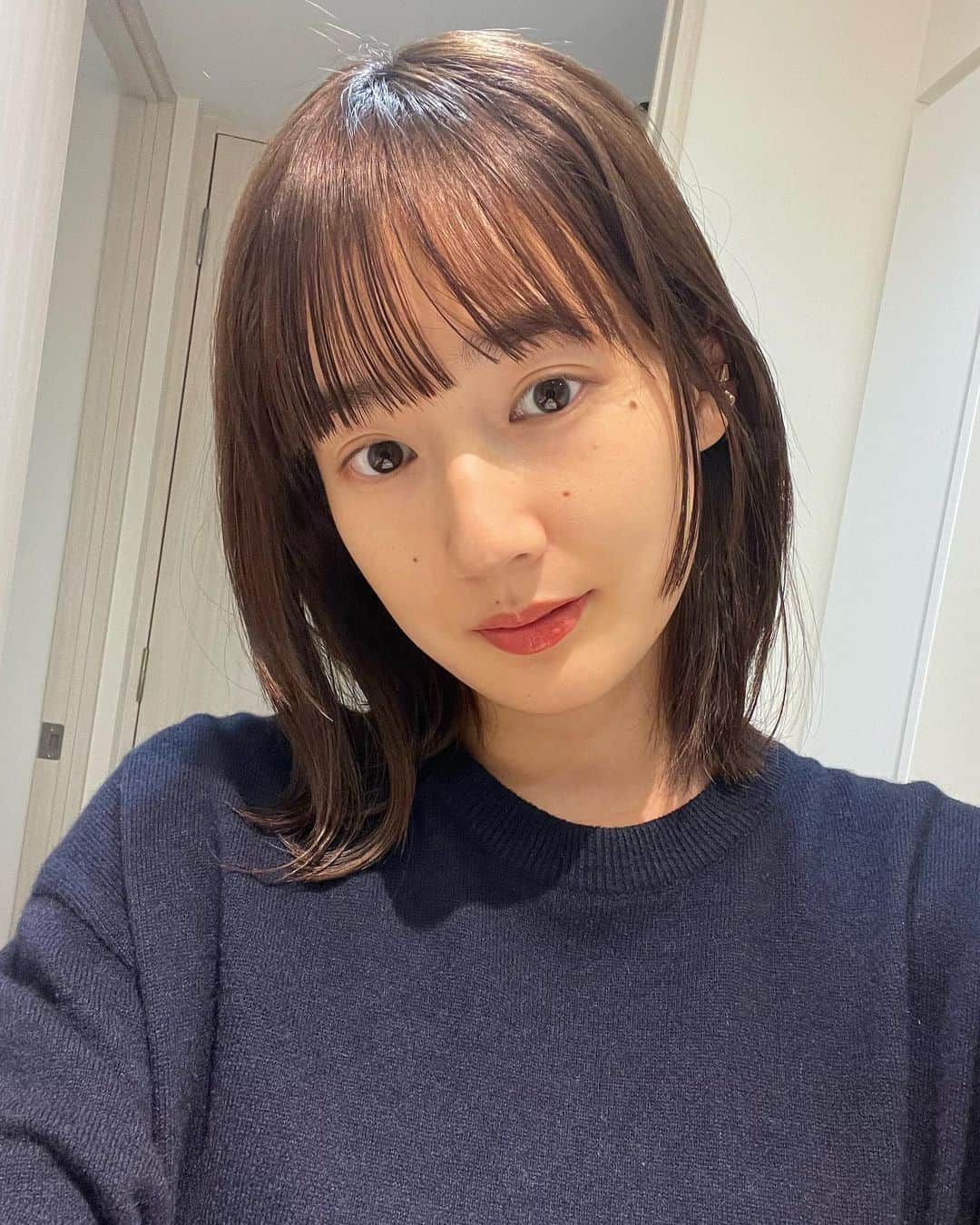 高嶋香帆のインスタグラム：「ファンデーションなし、メイク用品はリップ一本と決めてから心が本当に楽！  TPOに合わせてメイク必要かな？と無理してた時が多々ある。嫌いちゃうけど💄」