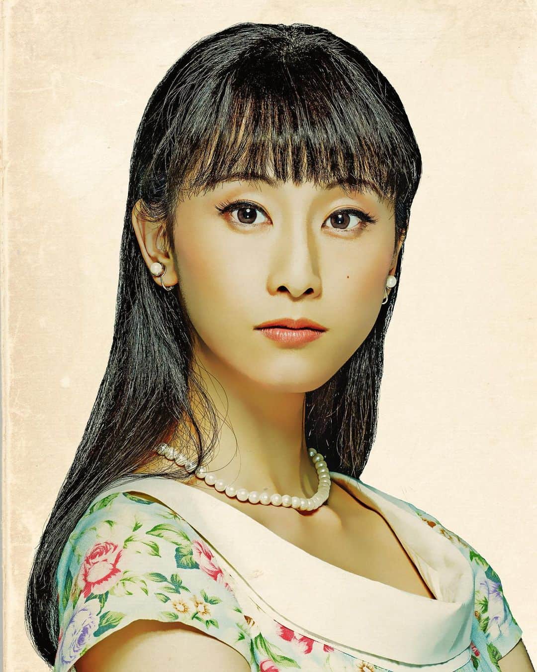 松井玲奈のインスタグラム：「劇団☆新感線『ミナト町純情オセロ』稽古が始まり、初めてのことに驚きながらも、楽しんで向き合っています。 今回演じるモナのビジュアルや、公演ビジュアルも公開されました！ 3月は東京、4月は大阪。 春は劇場でお待ちしております。」