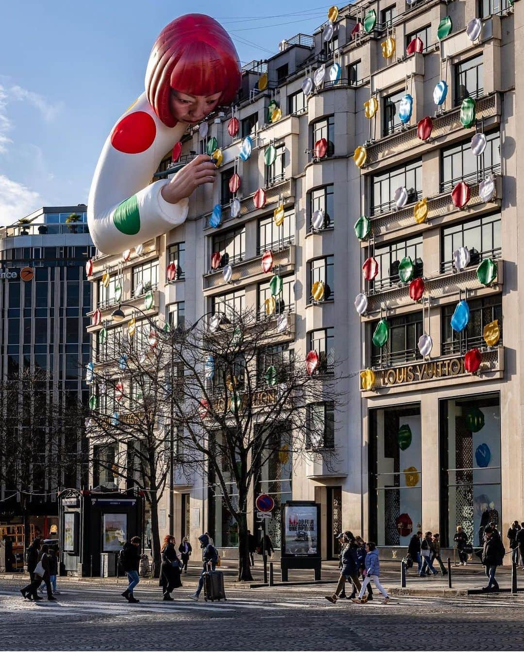 The Cool Hunterさんのインスタグラム写真 - (The Cool HunterInstagram)「A giant @yayoikusama_ sculpture has popped up on the facade of the Louis Vuitton store, on the Champs Èlysèes in Paris. Pics by @raphaelmetivet #swipeleft」1月13日 3時46分 - thecoolhunter_