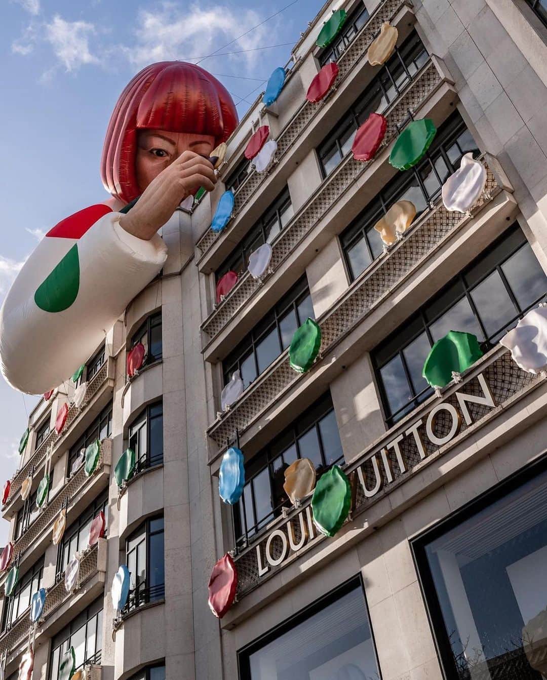 The Cool Hunterさんのインスタグラム写真 - (The Cool HunterInstagram)「A giant @yayoikusama_ sculpture has popped up on the facade of the Louis Vuitton store, on the Champs Èlysèes in Paris. Pics by @raphaelmetivet #swipeleft」1月13日 3時46分 - thecoolhunter_