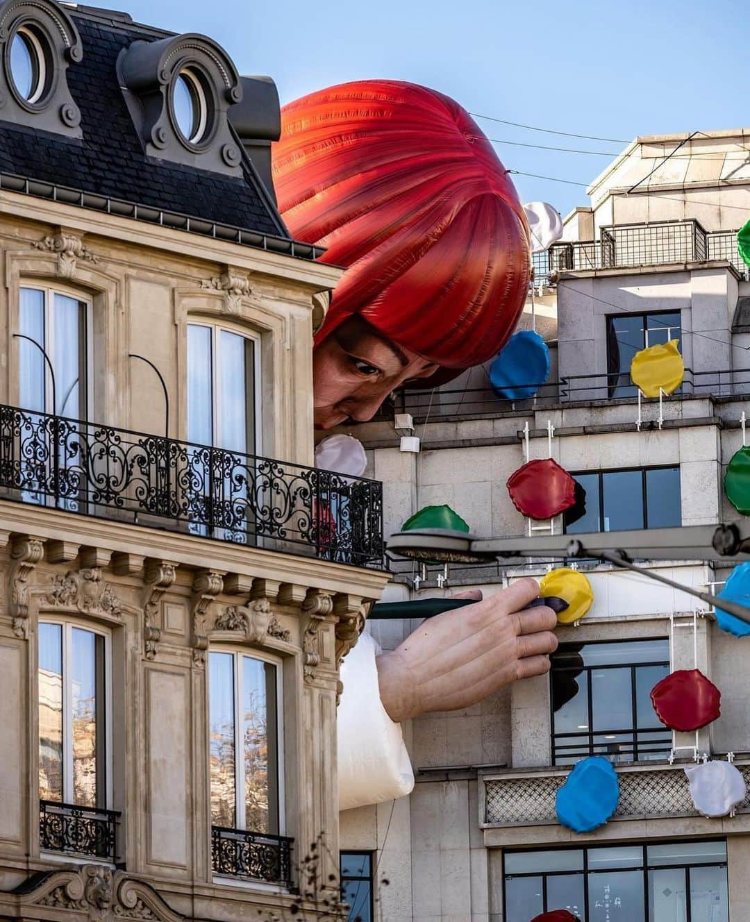 The Cool Hunterさんのインスタグラム写真 - (The Cool HunterInstagram)「A giant @yayoikusama_ sculpture has popped up on the facade of the Louis Vuitton store, on the Champs Èlysèes in Paris. Pics by @raphaelmetivet #swipeleft」1月13日 3時46分 - thecoolhunter_