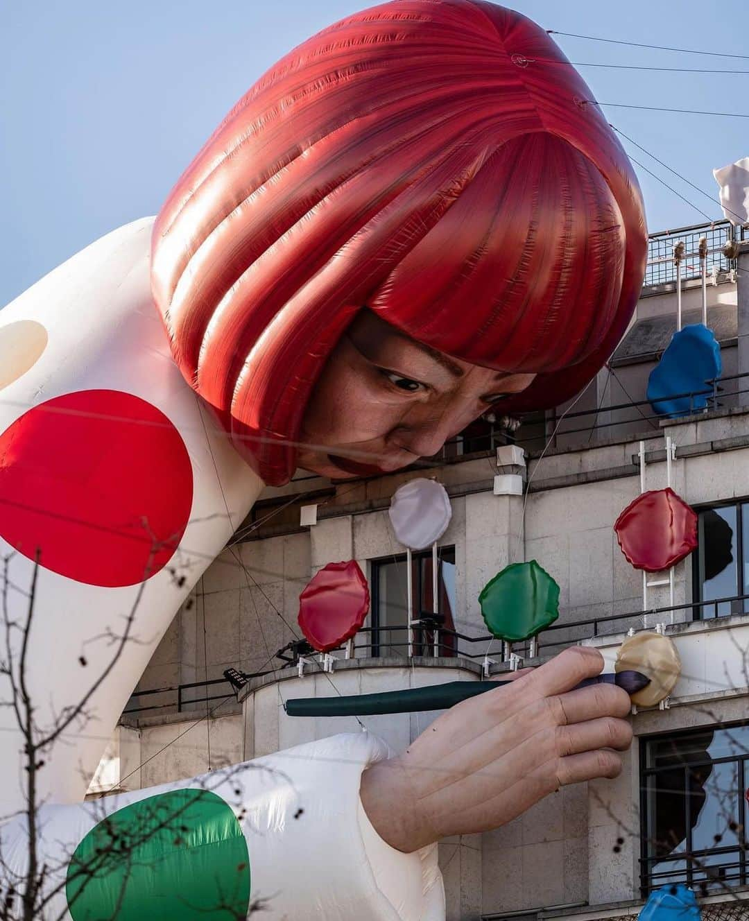 The Cool Hunterさんのインスタグラム写真 - (The Cool HunterInstagram)「A giant @yayoikusama_ sculpture has popped up on the facade of the Louis Vuitton store, on the Champs Èlysèes in Paris. Pics by @raphaelmetivet #swipeleft」1月13日 3時46分 - thecoolhunter_