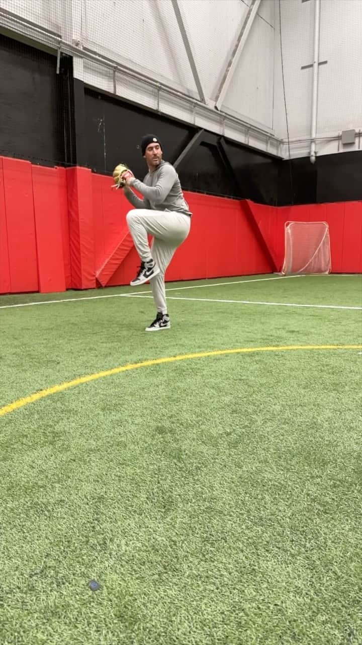 マット・ハービーのインスタグラム：「My watch says it’s time for a comeback ⌚️⚾️ Getting after it with @mattharvey33   Big shoutout to @sportshubli and Frozen Ropes for letting us use your space」
