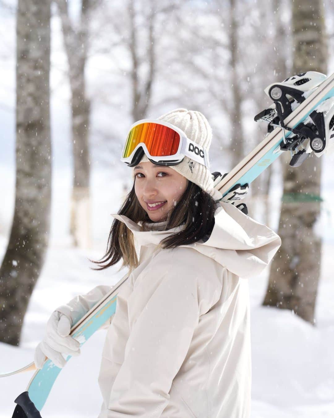 岩本憧子のインスタグラム：「. 今シーズンは全身白色のアイテムを身に付けて滑っています⛷🤍 . . 📷:こうへいさん . #vectorglide  #swanygloves_jp  #contour #whitetime_tokyo  #whitetime_asahikawa  #houdini  #houdinisportswear #poc #fullmarkshakuba #ski #skier  #スキー　#スキーヤー #hakuba #白馬 #hakubavalley #岩岳」