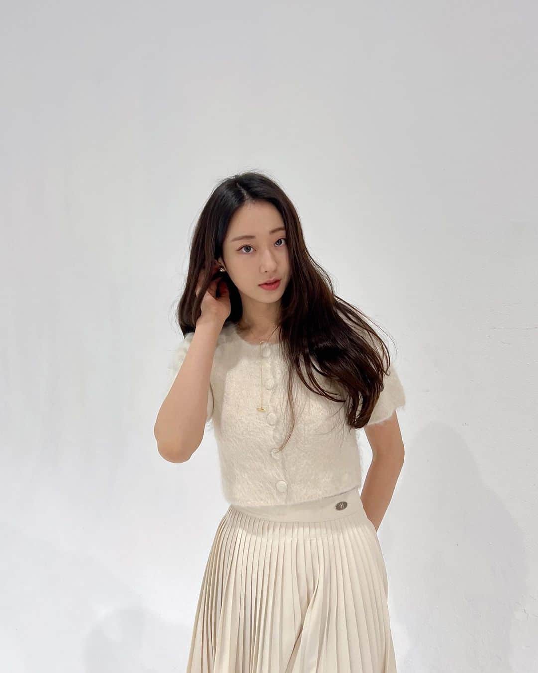 ギョンリ のインスタグラム：「여러뿐! 새해 복 많이 받으세요🐰🧧💸」