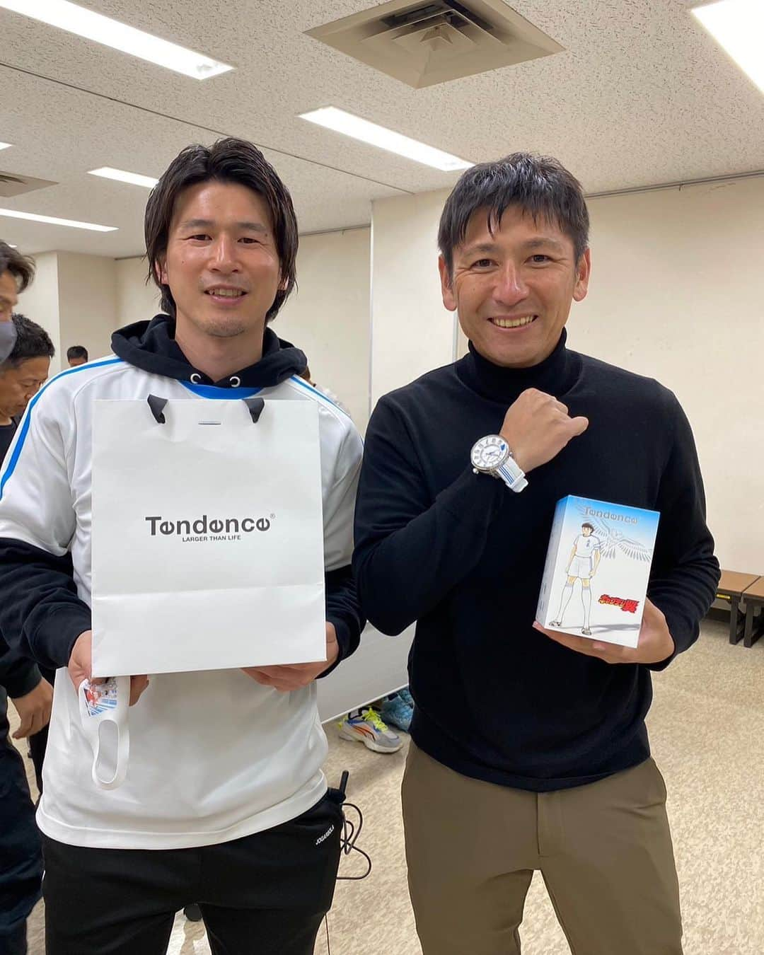 中田浩二のインスタグラム：「Tendence ×キャプテン翼モデル  鹿島の後輩で南葛scで頑張ってる竜太から。 翼の10番と10時のコラボで、キラキラ光りまーす！ 竜太ありがとう！  #佐々木竜太 #中田浩二 #tendence #南葛sc」