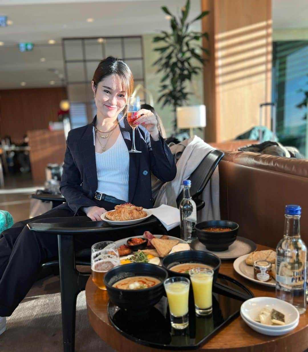 Chiakiさんのインスタグラム写真 - (ChiakiInstagram)「Cathay Pacific First Class lounge at Heathrow. ✈️✨ The noodle is my favourite!! 🤭 New video is out on my YouTube! (@Chiaki) アメリカへ出発の日の動画出しました！ この日はすっごい寒かったです。朝5時出発🚗 アメリカでも色々🇺🇸ハプニングが起きたので、沢山動画作成中です！明日も出るよ〜❤️」1月12日 20時20分 - chiakiinengland