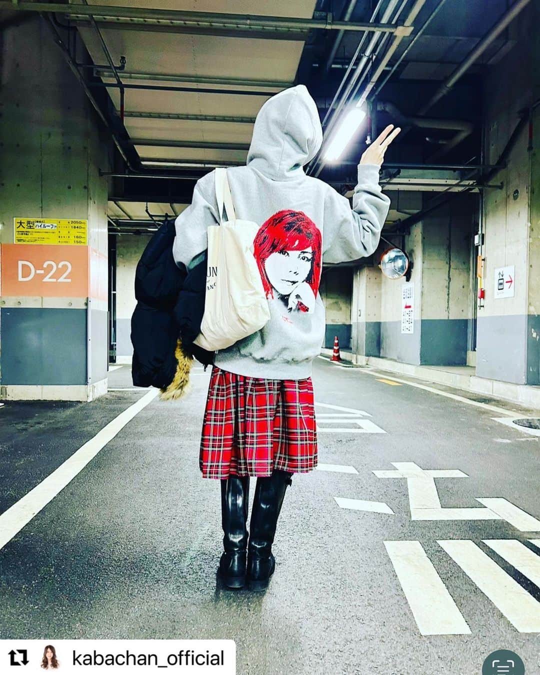 小川菜摘のインスタグラム：「KABA子のInstagramより💗☺໊💗☺໊ふふふ。 #KABAちゃん #sapeur  作って頂きありがとうございました😊🙏💗  #Repost @kabachan_official with @use.repost ・・・ なっつ、小川菜摘さんの還暦パーティーで頂いたフーディー💕  まさかのダウンタウン浜田さん作、なっつの顔フーディー❣️❣️きゃ🤣🤣  デザイン、大きさ、カワカワ⤴️💕💕早速来てみたぉ〜👍✨✨  #なっつ #小川菜摘　さん #還暦パーティーで頂いたモノ #フーディー #パーカー #ダウンタウン浜田さん作 #デザイン大きさカワカワ #💕 #早速着てみた #非売品 #🤣」
