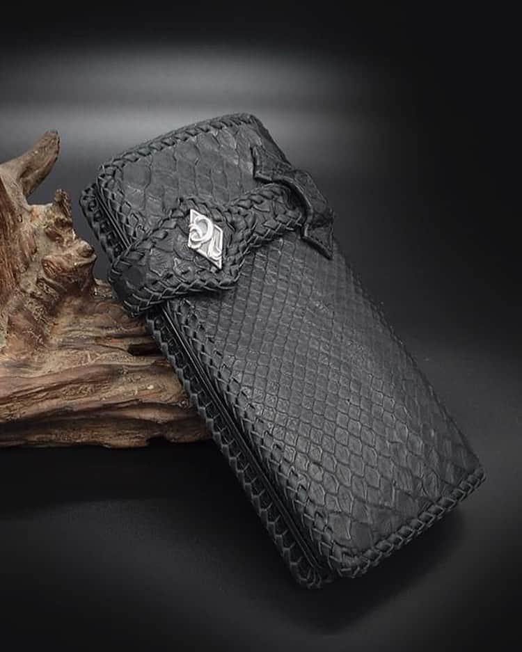 リザード・ヘッドのインスタグラム：「Draw The Wild wallet  Diamond python lace finish」