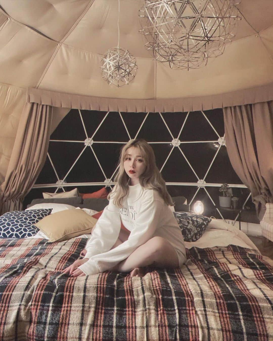 puinpiのインスタグラム：「新年初旅はグランピング🏕♡  終始楽しかった…♡  初心者だからわちゃわちゃして、写真撮る暇なく遊び←  この写真撮ったの夜中2:00...笑  喋りすぎて寝たの朝４時…♡←  自然にふれて、たくさん話して 深呼吸できた日でした🦦  with @urarina821 ♡  ： ： グランピングの内容？はリール🎥にする予定♡…です🐰  #グランピング#グランピング女子会#キャンプ#女子旅#たびすたぐらむ#BENOÎTE#benoite#スウェット#ベッドルーム#グランピング関西#ルームウェア#旅行コーデ#旅行」