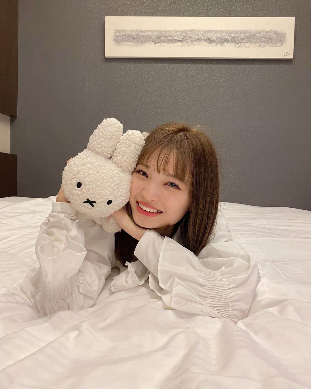 のインスタグラム：「2匹とも飼う？？？🐰 ⠀ ⠀  このミッフィーちゃん実は @merryjenny_instagram のバッグなんです可愛すぎる、、、♡  ( photo by いもうと )  #merryjenny #メリージェニー #ミッフィー #ミッフィーグッズ #ミッフィー好きと繋がりたい #ホワイトコーデ #ガーリーコーデ #彼女の私服がかわいい」