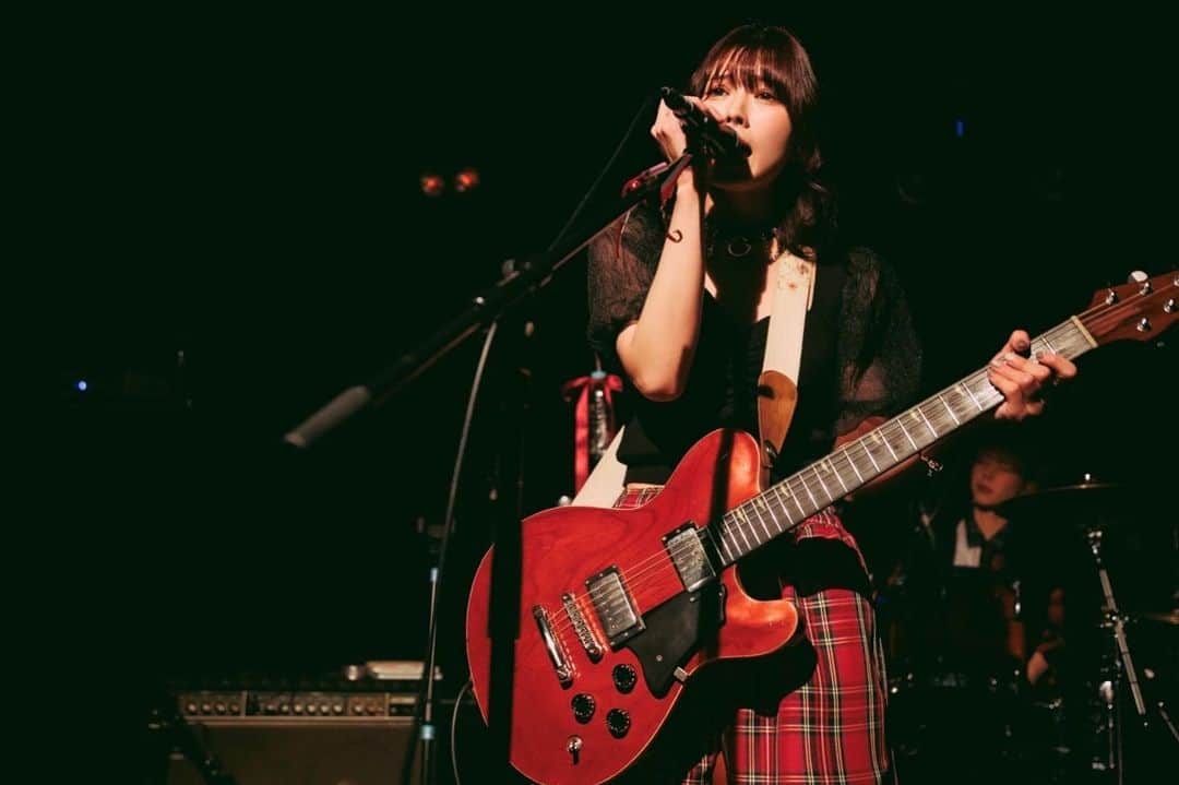 森脇加奈子のインスタグラム：「2022.12.22(thu) fleufleu Presents CRAZY ABOUT YOU at 渋谷eggman  fleufleu × TRiDENT  photo by @sai_cho_823   #fleufleu #TRiDENT #guitar #vocal #guitarvocal #ギター女子 #ギターボーカル #guitarist #rock #rockband #guitargirl #band #girlsband #ガールズバンド#japanese #japanesegirl #live #livephotography #photo #photography #tagsforlikes #followme #팔로우미 #tfl」