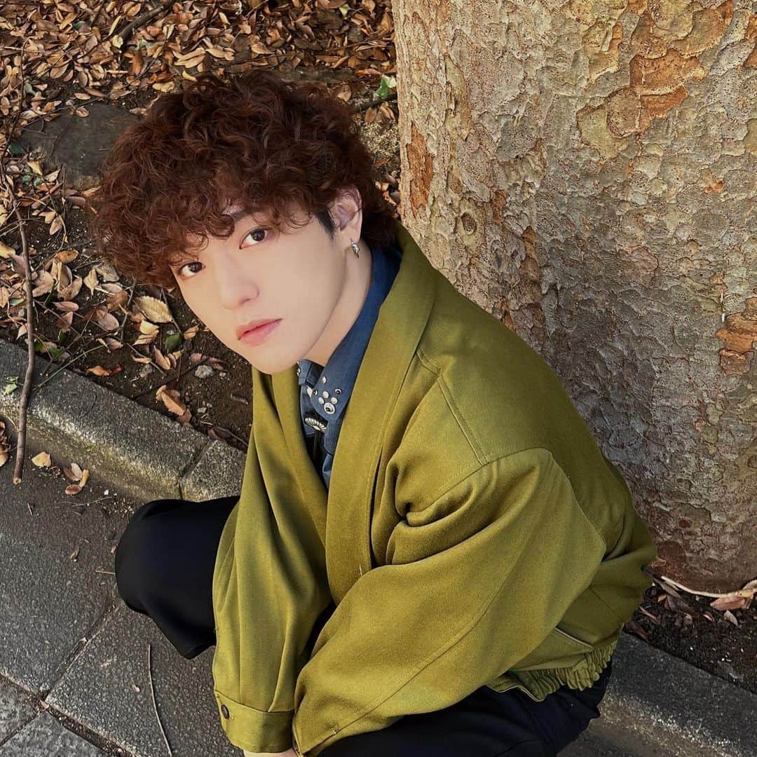 のインスタグラム：「だいぶ遅くなったけど、 あけましておめでとうございます。 2023年は、新しいことに挑戦したいなぁと とても悩んでいるところです。 やるからには本気でやりたいので 皆さんの力を沢山お借りするかもしれませんが その時は宜しくお願いします。 まだ悩んでるのでなんともですが...  とにかくクルクルヘアー 俺はとても気に入ってるのだが 皆にあんまり見せる機会がなくて 悲しいお気持ち。(笑)」