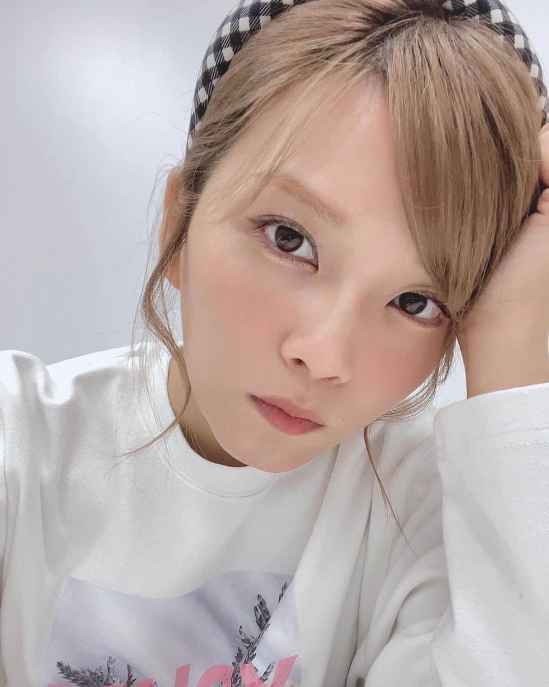のインスタグラム：「. 今日はコスメのサンプルチェックな日でした🪞🪄︎︎  @u_choo_official 立ち上げてもうすぐ1周年🤗💗」