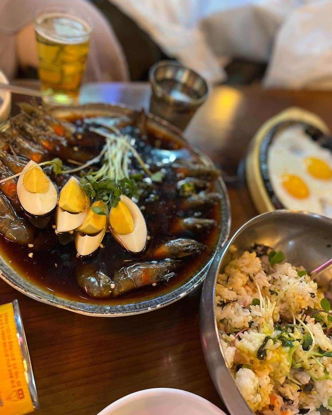 安藤あいかのインスタグラム：「美味しかったなあ🦐  全て美味しかった！！お目当てのカンジャンセウもセットなのに量の多いスンドゥブも早く来ちゃったシメみたいなジャンクな麺も！！  生肉食べたかったのに閉まってて別の生肉の店探して入ったらカンジャンケジャンの店だった🦀初めてなヤンニョムのも食べたらこっちの方が好み！！！！かにー🦀 しかも多分来たことある店🙆‍♀️  #韓国 #ソウル #記録 #韓国グルメ」