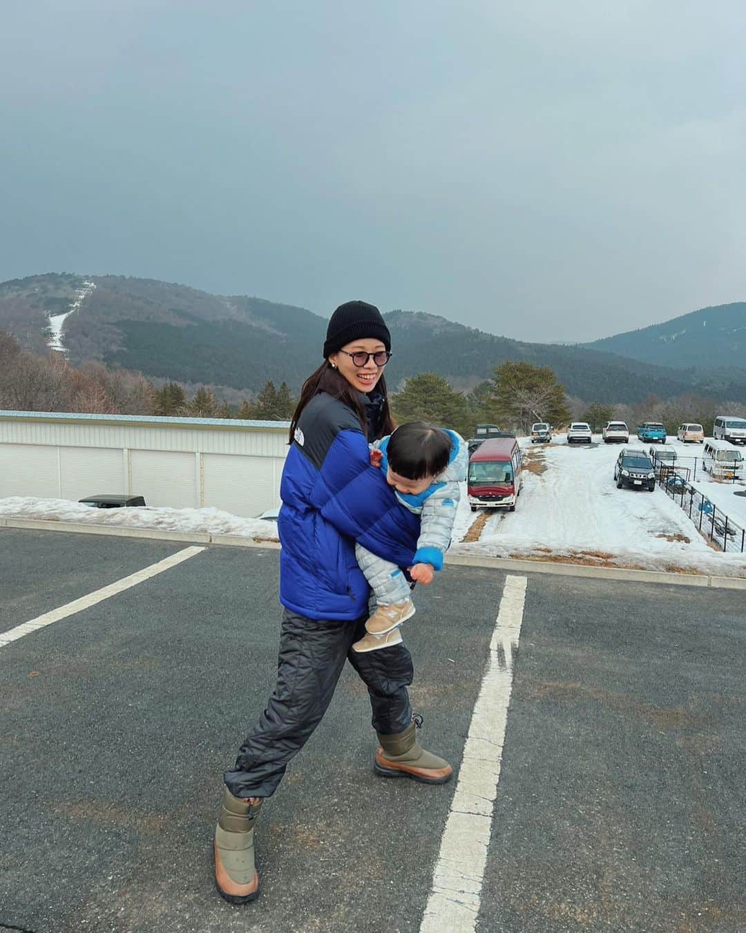 藤木祐凪のインスタグラム：「思いつきで行った雪山🏔  インドアすぎるからスキーウェア的なの何もなくて  ある服と人の服で1番暖かそうなのを着込んで行ったら 誰よりも暖かい格好をしてた😂  👶🏻が楽しそうでなにより☺️」