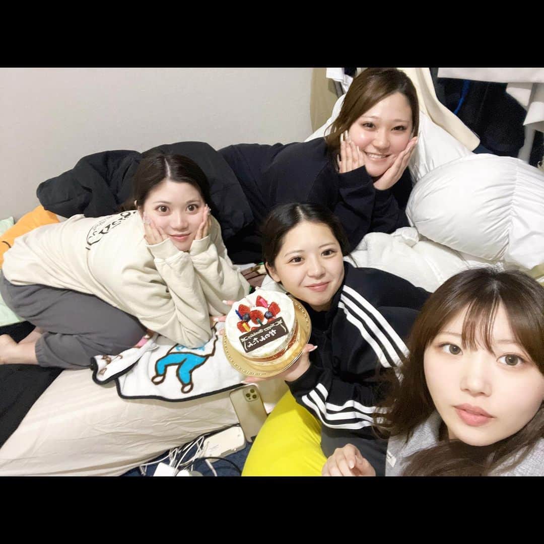 カノンのインスタグラム：「22歳になりました。 ただの１日を良い日にしてくれてありがとう  読み切れないほどのメッセージと動画 本当にありがとうございます!! 皆さんに支えられすぎてます。  10年以上の幼馴染が日付変わった瞬間お祝いしてくれたけど、 わたし爆睡してたよ笑 皆忙しいし、住んでる所もバラバラ だけどいつあっても変わらない。 みんなスッピンだけどいいよね??笑  これからもよろしくお願いします(；；)♥️ 幸せな誕生日をありがとう!!!¨̮」