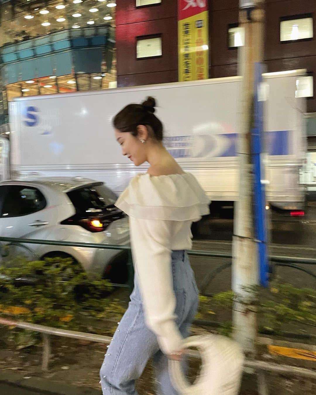 mina hinokuchiのインスタグラム：「. フリルでオフショル。 甘めで女子力上がった気分🌸 今週も春服の新作たくさんお店に入ります♡  . #Chico #チコ　#salonbychico #オフショル #オフショルダー #デニム #パールデニム」