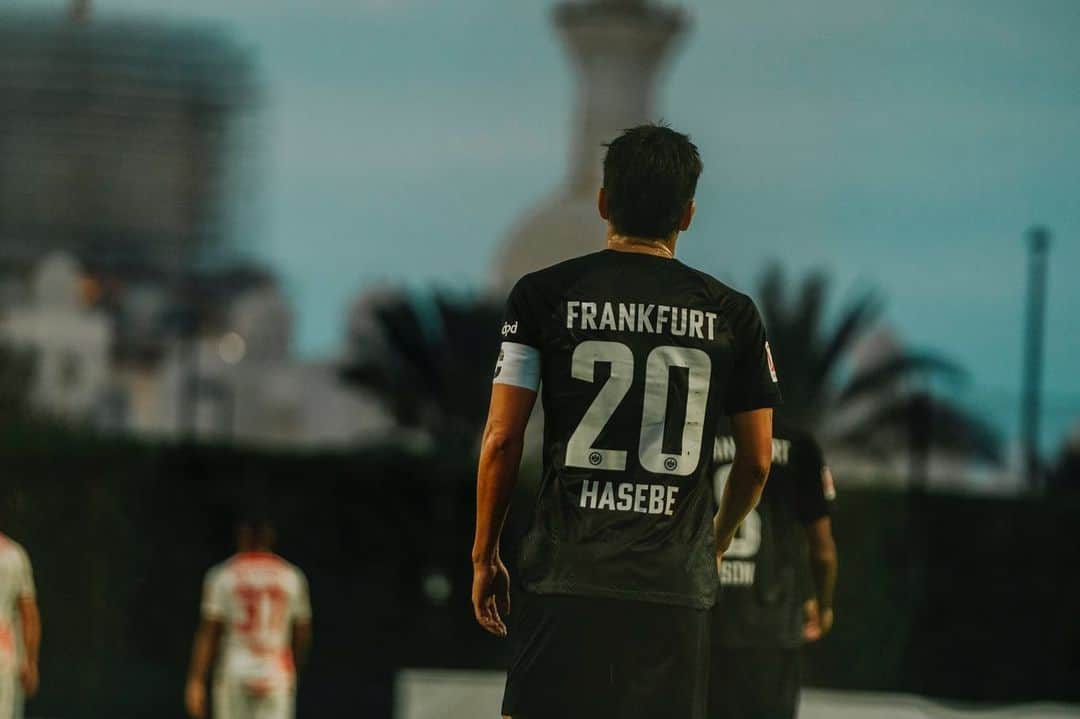 長谷部誠のインスタグラム：「*** Training Camp in Dubai ⚽️ サッカー選手になって何回目のキャンプだろうか。。。笑 @eintrachtfrankfurt」