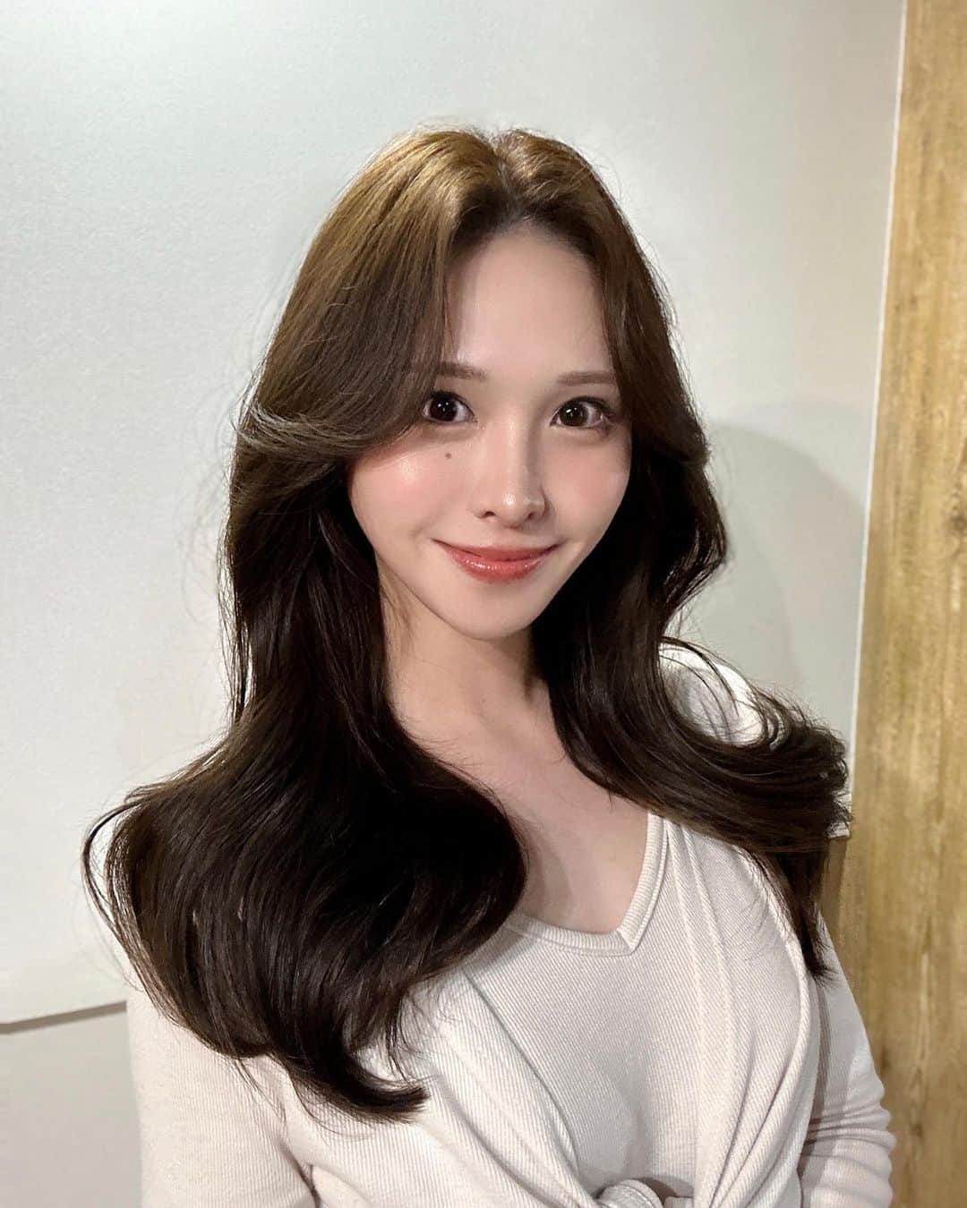 のインスタグラム：「新年1発目 @yuki___yamada に ヘアメンテナンスお願いしました✨  カラーはお気に入りの オリーブベージュです🌱🌱 明るさは10トーン💇🏻‍♀️  いつもありがとう🫶🫶  _ _  遅くなりましたが明けましておめでとうございます🌄 2023年もよろしくお願いいたします🐇」