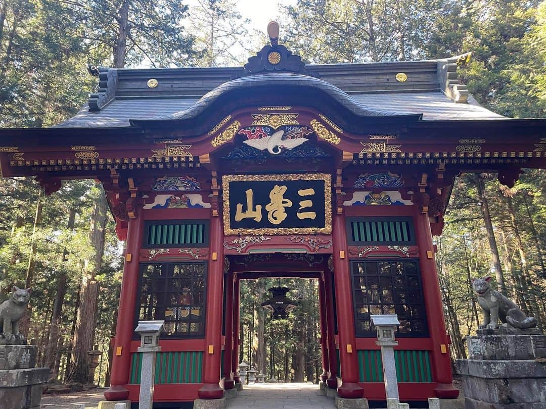 寺内ゆうきのインスタグラム：「年始恒例三峯神社にご祈祷しに行ってきました 気をもらってバッチグーです ご利益もらえるように精進します  わらじかつ丼とおっきりこみうどん食べて温泉入って、平井くんがいなくなりました。」