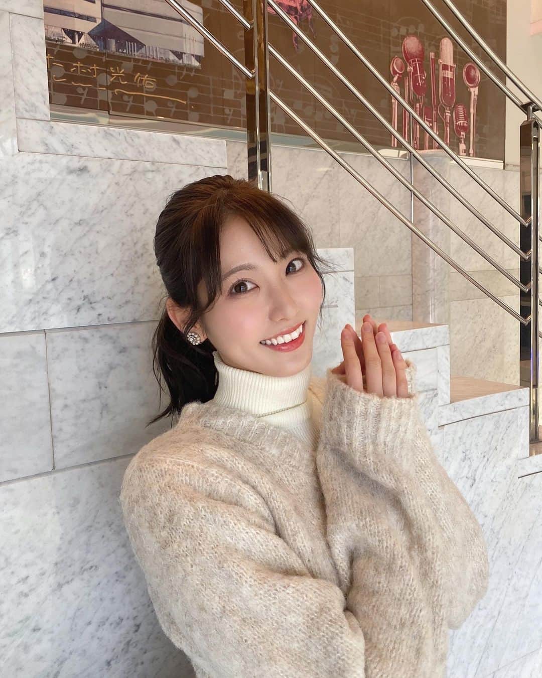 のインスタグラム：「こんばんは🌼 今日も1日お疲れ様でした！  水曜日のアサデス。KBCの衣装は @raycassin_ さんの ・アイボリータートルニット ・ベージュカーディガン ・ブラウンタイトスカート ・イエローロングコート ショート丈のカーディガンにタイトスカートの組み合わせが好みでした🤎🧸  ヘアアレンジはふわふわポニーテール♪♪ 6枚目の写真はポニーテールをして頂くとしたくなっちゃうポーズです📸  今日は美味しいお魚ずくしの1日でした🐟 お昼も夜もお魚🐟♪ 幸せな気持ちだ、、、♪  皆さん年末年始セールで何かゲットしましたか？？ 色んなお店でセールをしているから ついつい何か買いたい！ってなっちゃいます😳😳 特に洋服やアクセサリーは見ているだけで わくわくして楽しいです👗  それでは明日で今週の平日はラスト！ 皆さん寒さに負けず頑張っていきましょう✊🏻  #アサデス#アサデスKBC#KBC#福岡県#お天気お姉さん#お天気アシスタント#冬コーデ#ロングコート#タイトスカート#ショートカーディガン#ポニーテール#ポニーテールアレンジ #ショートブーツ」