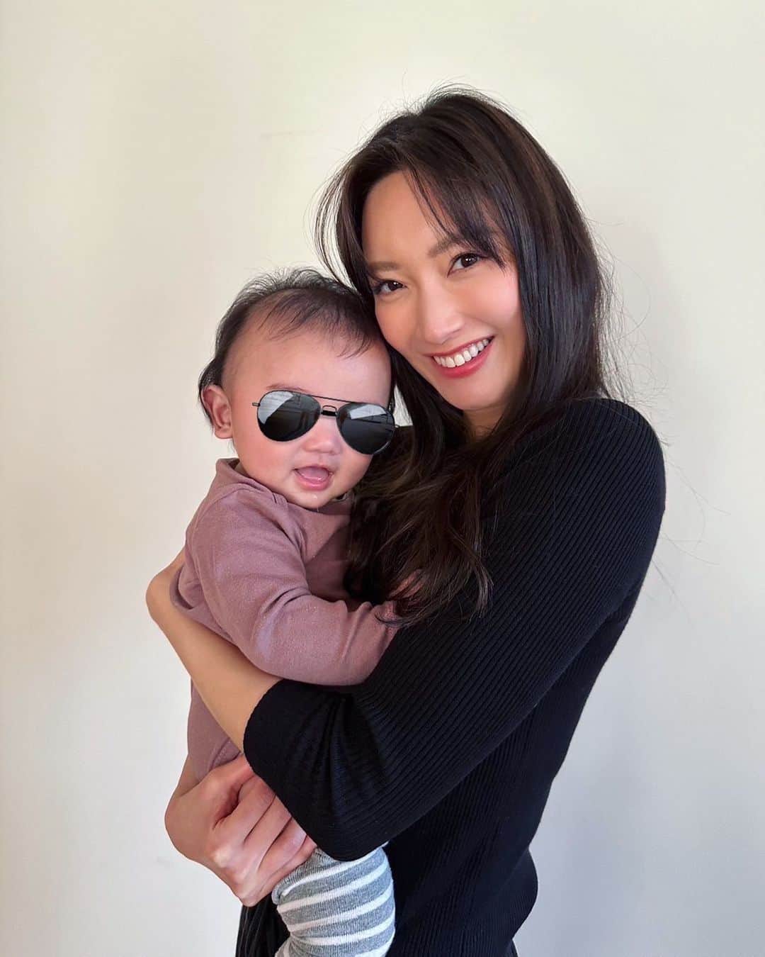 里海のインスタグラム：「今から　@nanao_official の ドラマ見ます😚✨ 定期的に息子の成長を 見に来てくれます❤️  小さいのに 男を出して デロデロしてました🫣🫣  そんなにデロデロする？！ って程で面白かったです🤣  顔のサイズ変わらなくないですかね？🤔w」