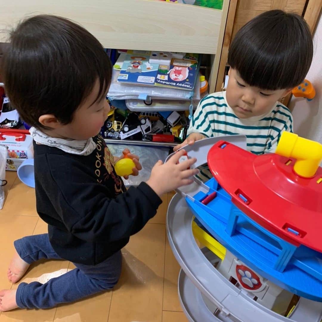 野口綾子さんのインスタグラム写真 - (野口綾子Instagram)「新年会🎍💕 子供2人居ると、遊びに来てくれるの本当に助かる😭  みんなも移動大変だろうに、本当にありがとう✨  @nukazukemiho0320 @orie8722 今年もよろしくお願いします🥰  #友達から #ママ友 #進化 #同級生 #男の子ママ #女の子ママ #兄妹 #2歳差育児 #2歳差兄妹 #3歳 #1歳 #子供のいる暮らし #赤ちゃんのいる生活」1月12日 21時51分 - ayako__n