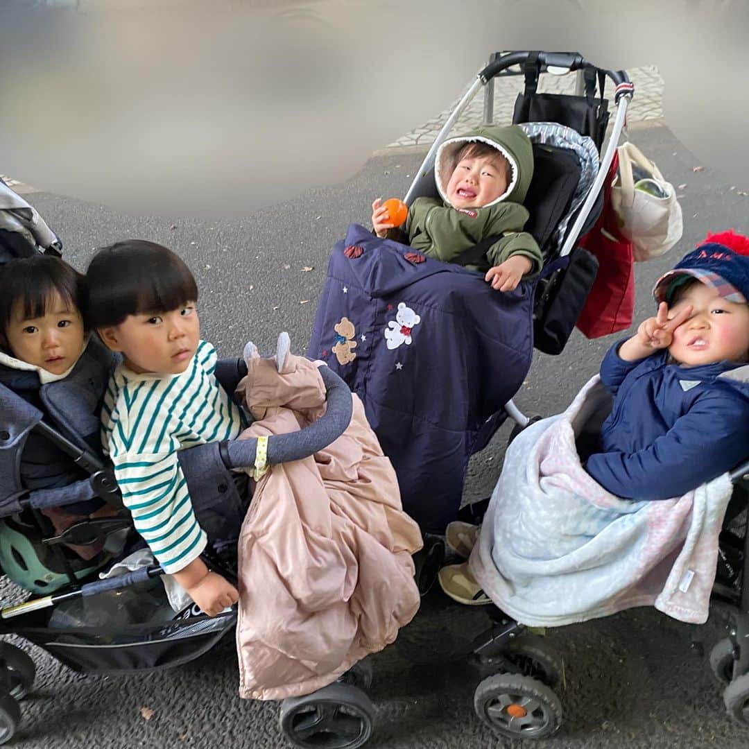 野口綾子さんのインスタグラム写真 - (野口綾子Instagram)「新年会🎍💕 子供2人居ると、遊びに来てくれるの本当に助かる😭  みんなも移動大変だろうに、本当にありがとう✨  @nukazukemiho0320 @orie8722 今年もよろしくお願いします🥰  #友達から #ママ友 #進化 #同級生 #男の子ママ #女の子ママ #兄妹 #2歳差育児 #2歳差兄妹 #3歳 #1歳 #子供のいる暮らし #赤ちゃんのいる生活」1月12日 21時51分 - ayako__n