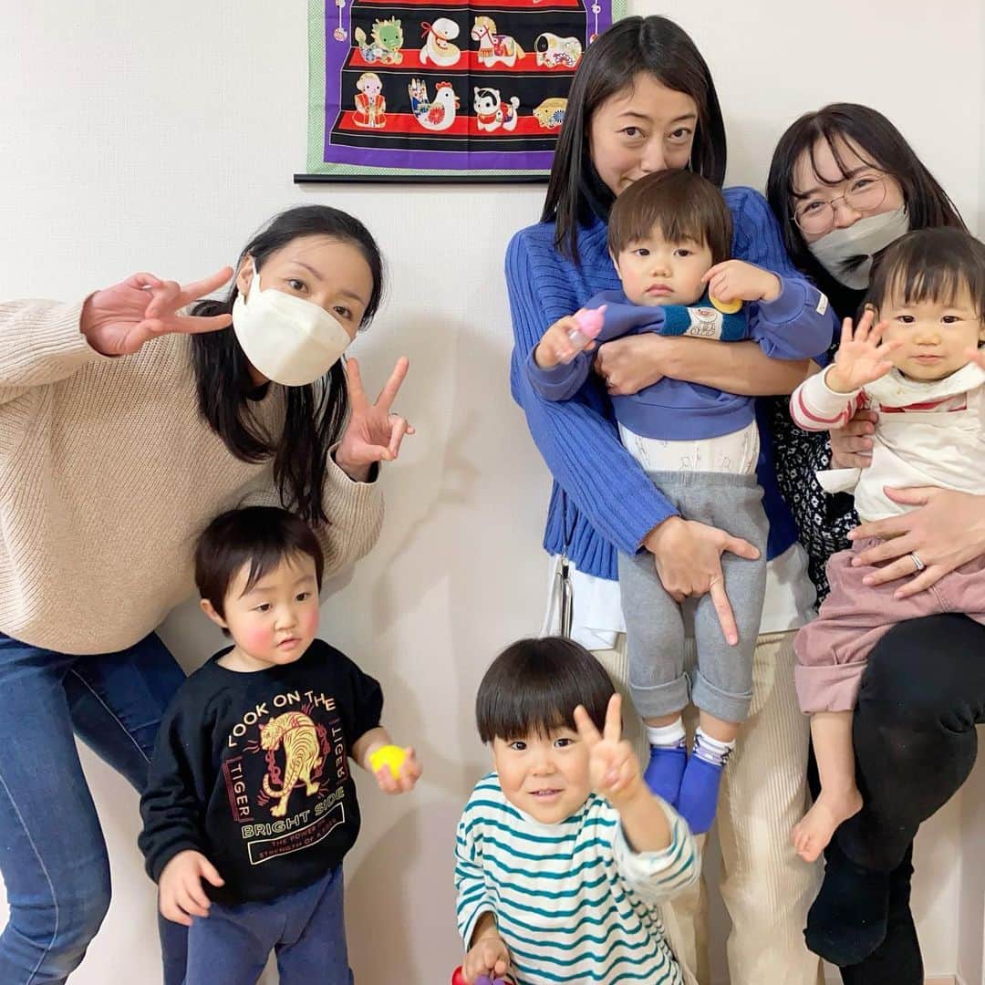 野口綾子のインスタグラム：「新年会🎍💕 子供2人居ると、遊びに来てくれるの本当に助かる😭  みんなも移動大変だろうに、本当にありがとう✨  @nukazukemiho0320 @orie8722 今年もよろしくお願いします🥰  #友達から #ママ友 #進化 #同級生 #男の子ママ #女の子ママ #兄妹 #2歳差育児 #2歳差兄妹 #3歳 #1歳 #子供のいる暮らし #赤ちゃんのいる生活」