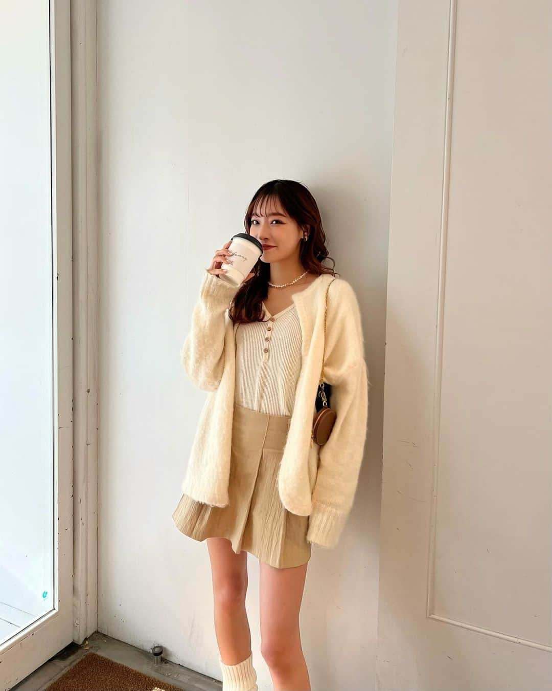 大和屋穂香（ほのちぃ）のインスタグラム：「ミニスカ可愛い🧸💡  Knit cardigan @trunc88_official  Tops @alexiastam_official  Skirt @esutoreja  Shoes @ugg  Bag @louisvuitton   #ほのクローゼット」