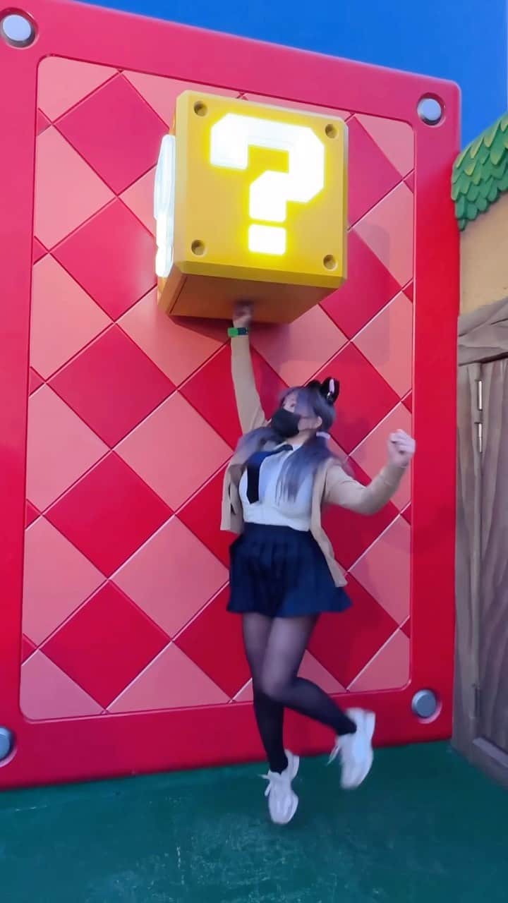 泥泥林のインスタグラム：「Do you like #Mario me? 初めてUSJに行きます♥ 瑪莉歐世界真的做得太精緻了！(´>∀<｀)✰  這次去環球是胞妹賓漢說想一起去( ꈍᴗꈍ)♡ 日本行很多行程跟票都是我賓寶處理的，愛妳😍  我跟 @sj556634 都拍了很多 #YouTube 影片 記得訂閱我的副頻道 #宅泥日常 ，還有 #賓漢玩玩具  我們之後會上很多 #東京 跟 #大阪 的 #日本 #Vlog 😆  EN: First time be in Universal Studios Japan. And I took a lot of Vlog for you guys～ If you’re planning to visit #Tokyo & #Osaka , Go subscribe my YT channel for the upcoming vlogs💛 I’ll make the EN subtitles for y’all then✨✨✨ My YouTube 🔍 @ JanieSenpai  JP: 今回は東京と大阪を訪れました♪ そして、Vlogをいっぱい撮りました😆 ぜひ、YouTubeチャンネル：宅泥日常 を登録してくださいね( ๑´³`)♡」