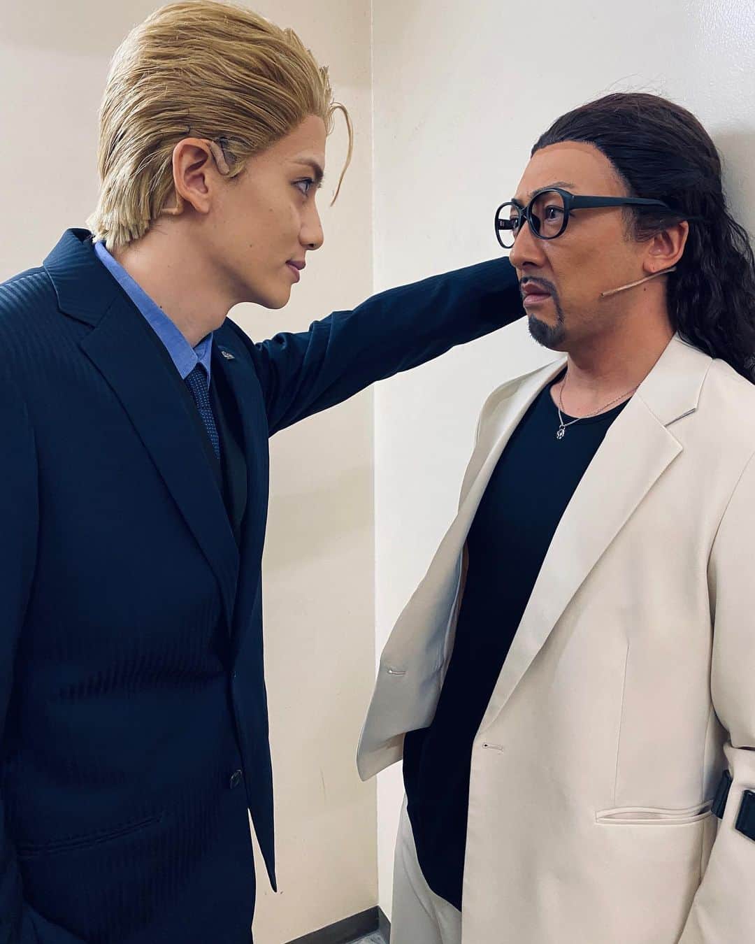 のインスタグラム：「舞台｢リコリス・リコイル｣  5日目のマチソワ8-9公演 本当にありがとうございました🙇🏻  平日の昼から3階席までお客様が 本当に嬉しい気持ちで一杯です✨  今日は吉松シンジ役の健斗君と！ これもある意味レアなスーツペア👍 シンジ、壁ドンは反則だろ！！！  ウォールナット改め 喫茶リコリコで働く クルミ役の野々花ちゃんと😊 電脳戦は任せたぞ👍  2人と、はいリコリコ～♪♪♪  明日は昼公演のみとなりますが 明日も全身全霊 舞台リコリコでお待ちしております🙇‍♂️  #舞台リコリコ #リコリコ #リコリコ幸せの輪」