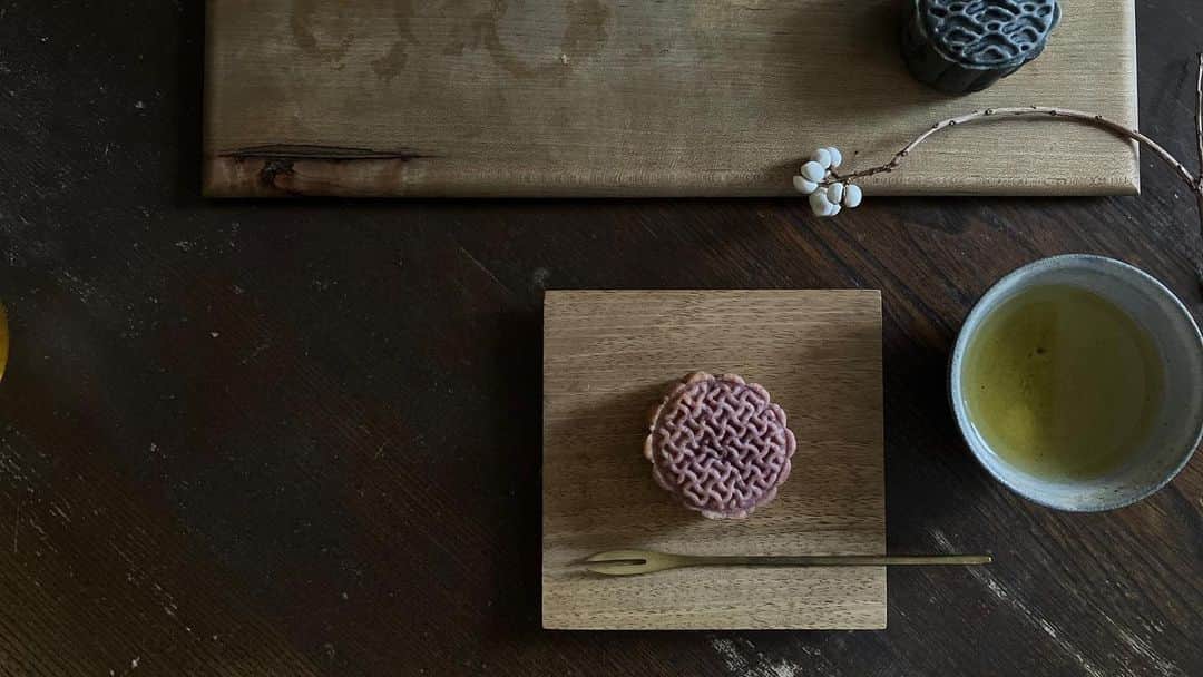 のインスタグラム：「贄 －nie－  贄の文字は神様に捧げる 食べ物を意味する  仙台の友からいつもなら 干し柿を送るところだけれど その柿を送ってくれている お家の柿の木が成らなくて 干し柿仕事はお休み  その代わりに  私が以前から戴いてみたいなぁと 思っていた月餅を 贈ってくれたのが 秋と冬の境目な頃でした  この月餅を作られているのは @mgohankaibunshitsu の お料理教室をはじめ  フードクリエイターとして 様々な分野で活躍されている千夏さん  この日本の吉祥紋様を用いた月餅 見た目の美しさはもちろんですが  外側の皮と中の餡との 素晴らしい相性にはっとさせられます  一緒に入れてくれた 美味しい烏龍茶と共に 戴いた日の記録  ありがとう  #紫山のごはん会分室  #贄 #月餅 #yagui #量り売りマルシェ にも行ってみたい」