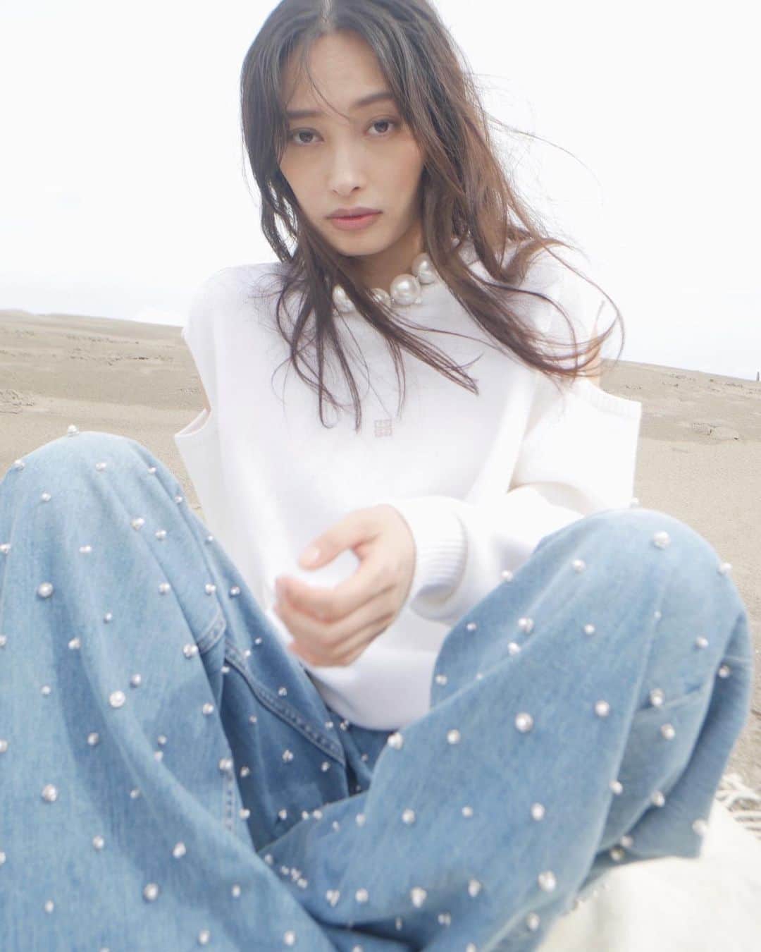 大政絢のインスタグラム：「先月号のpreciousオフショットも✨  2023年も笑顔溢れる一年になりますように🐇✨  #preciousmagazine」