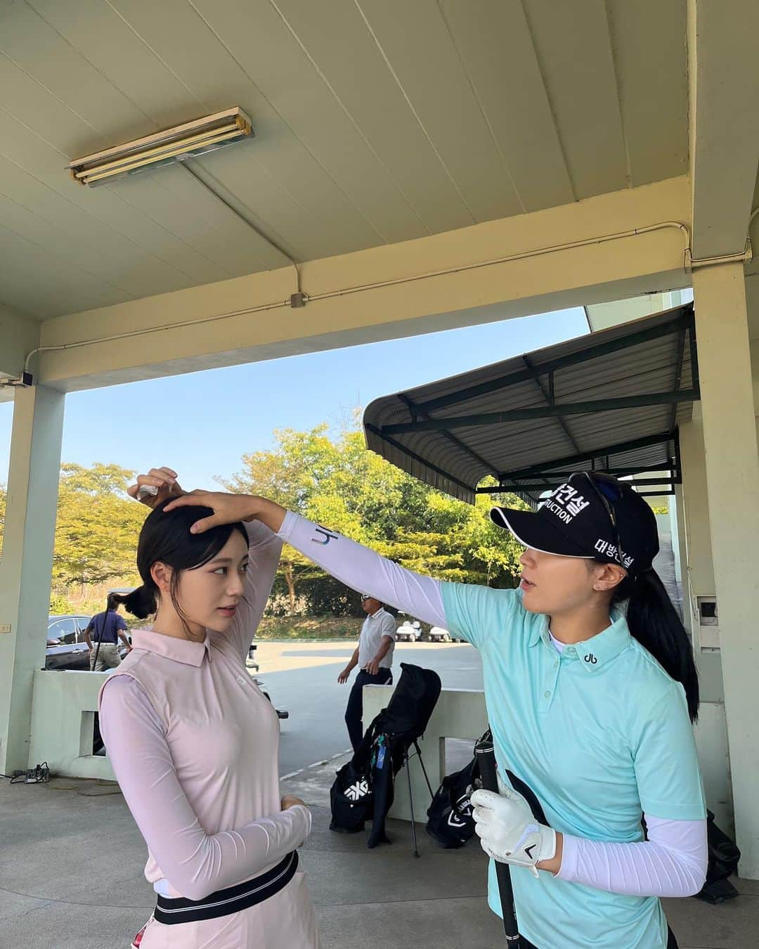 イ・ソミのインスタグラム：「. 머리통이 왜 이리 작아?🤔 . . . #2023 #골프 #golf #룸메」