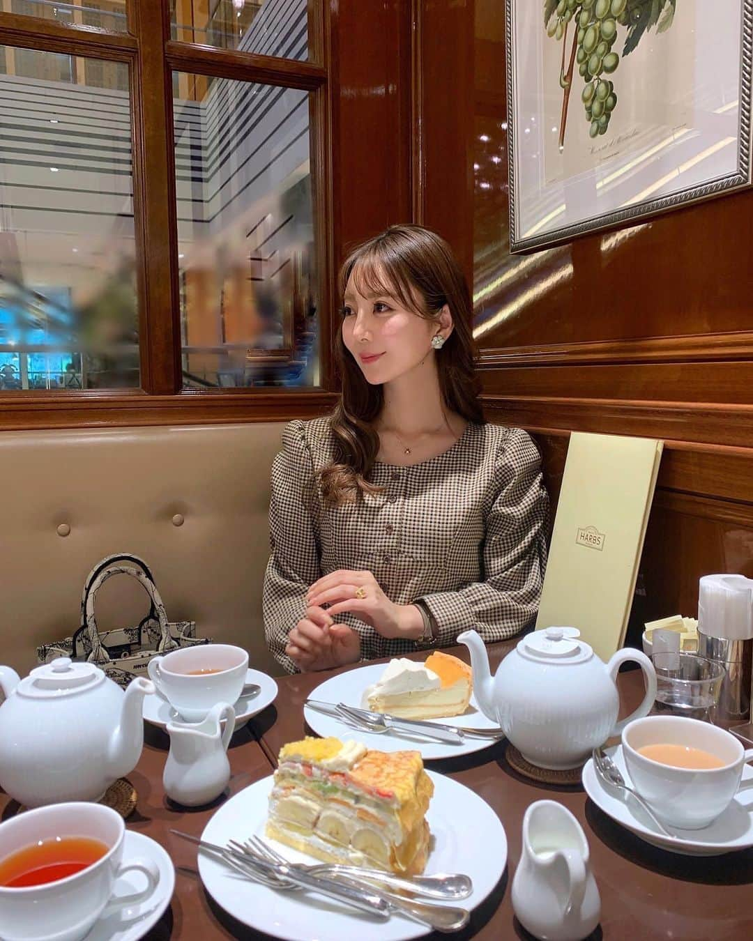 中田絵里奈のインスタグラム：「. ランチから移動して沢山お喋りした 新年会lunch🍰🫖 . 酢重のランチとハーブスのケーキで ボリュームたっぷりだけど お友達との時間はプライスレス&カロリーゼロ 🥹🙏 . . #新年会コーデ #ミッドタウンランチ #六本木ランチ #チェックワンピース」