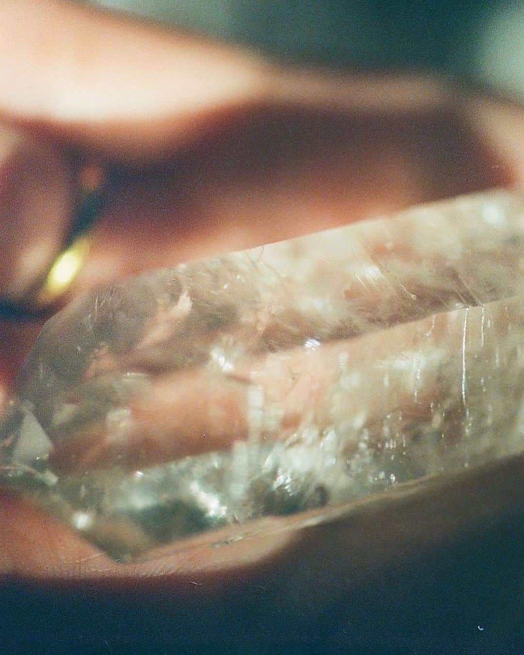 Joe Ideのインスタグラム：「同じ人間がいないように 同じ石も存在しない🌈  この水晶の中は氷の結晶の様なものが 中に浮かんでいて光が当たるとオシャレ🫶  それにしても昔じいじにもらった タムロンのマクロレンズは最強🌈」