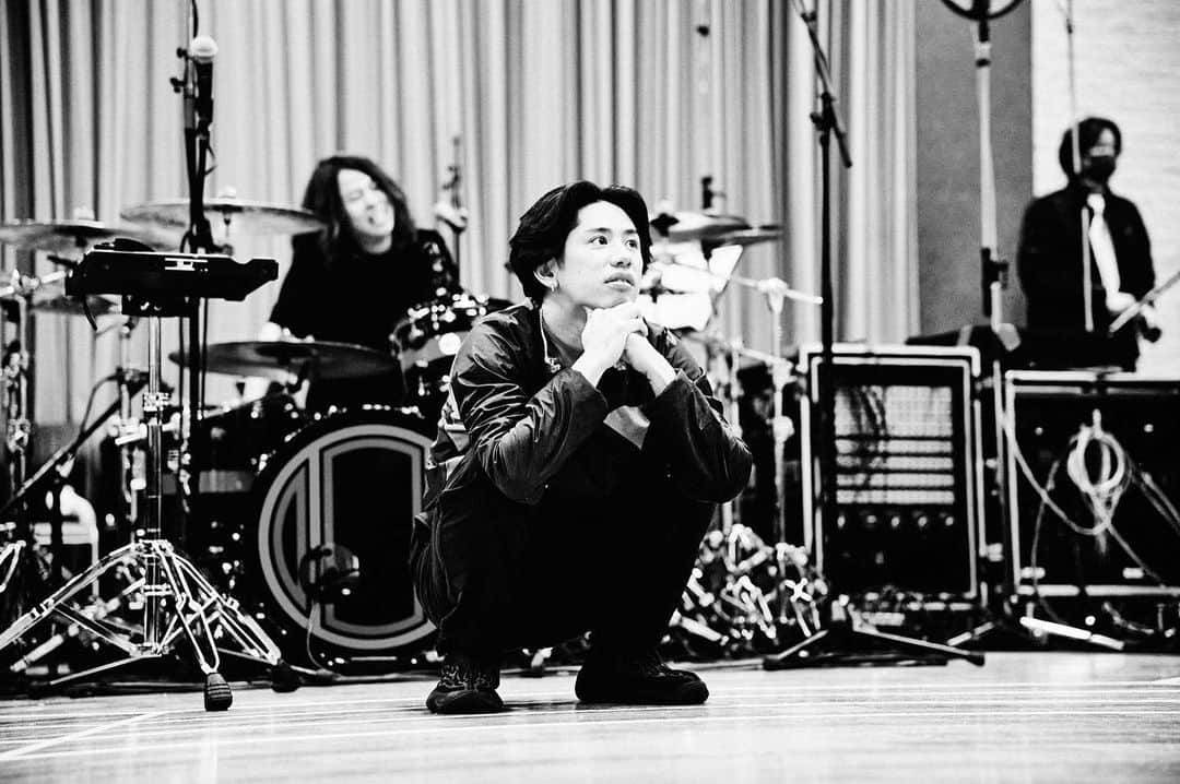 Taka のインスタグラム：「あけおめ。もうドームツアーのセトリ大変すぎて。。。年明け早々くらってます！笑笑 @hamanokazushi」
