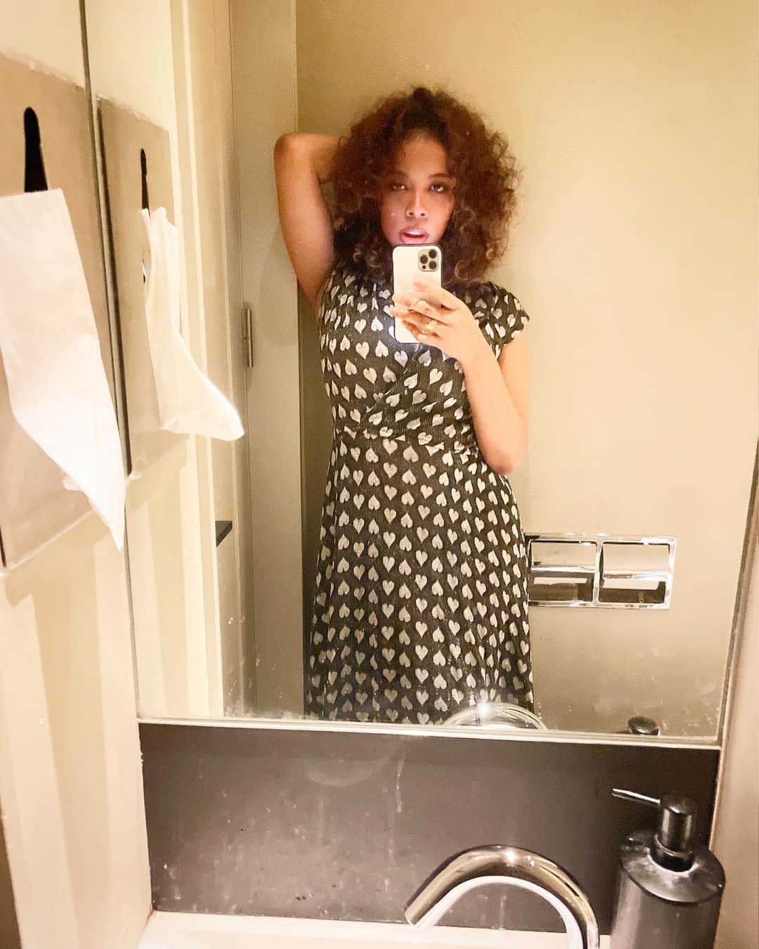 Mikoさんのインスタグラム写真 - (MikoInstagram)「トイレで自撮りする年頃  @cloudnine1991 おめでとう  #おめでとう #トイレ #miko #自撮り #curlyhair  #しょうちゃん #誰のも物でもないしどこのもんでもない」1月13日 1時32分 - mikopapamush
