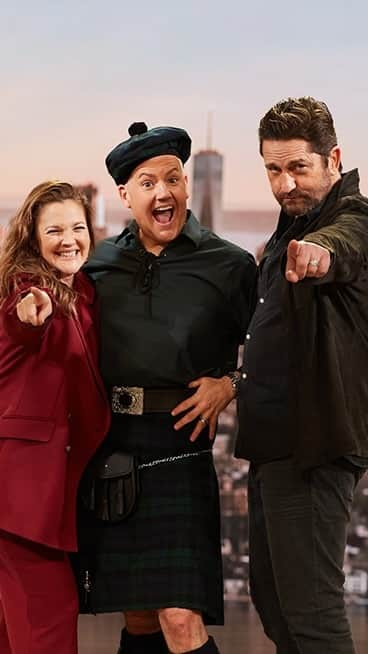 ジェラルド・バトラーのインスタグラム：「@gerardbutler guesses what @helloross is hiding under his kilt 😂」