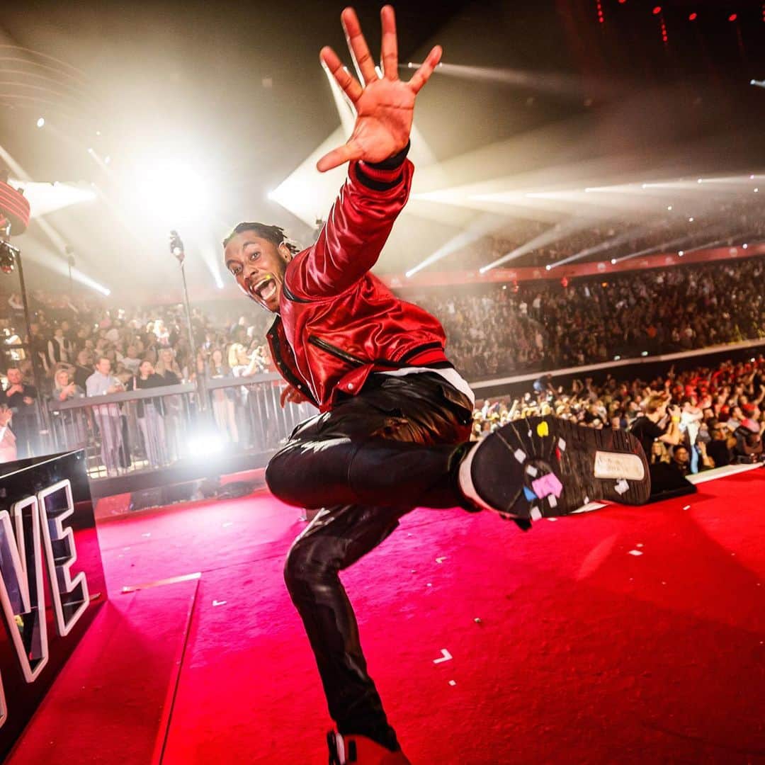 サネリー・ジェームズのインスタグラム：「Six out of twenty shows so far @vriendenvanamstel and what a vibe! Dank je wel vrienden en tot vanavond weer! Lobi ♥️」