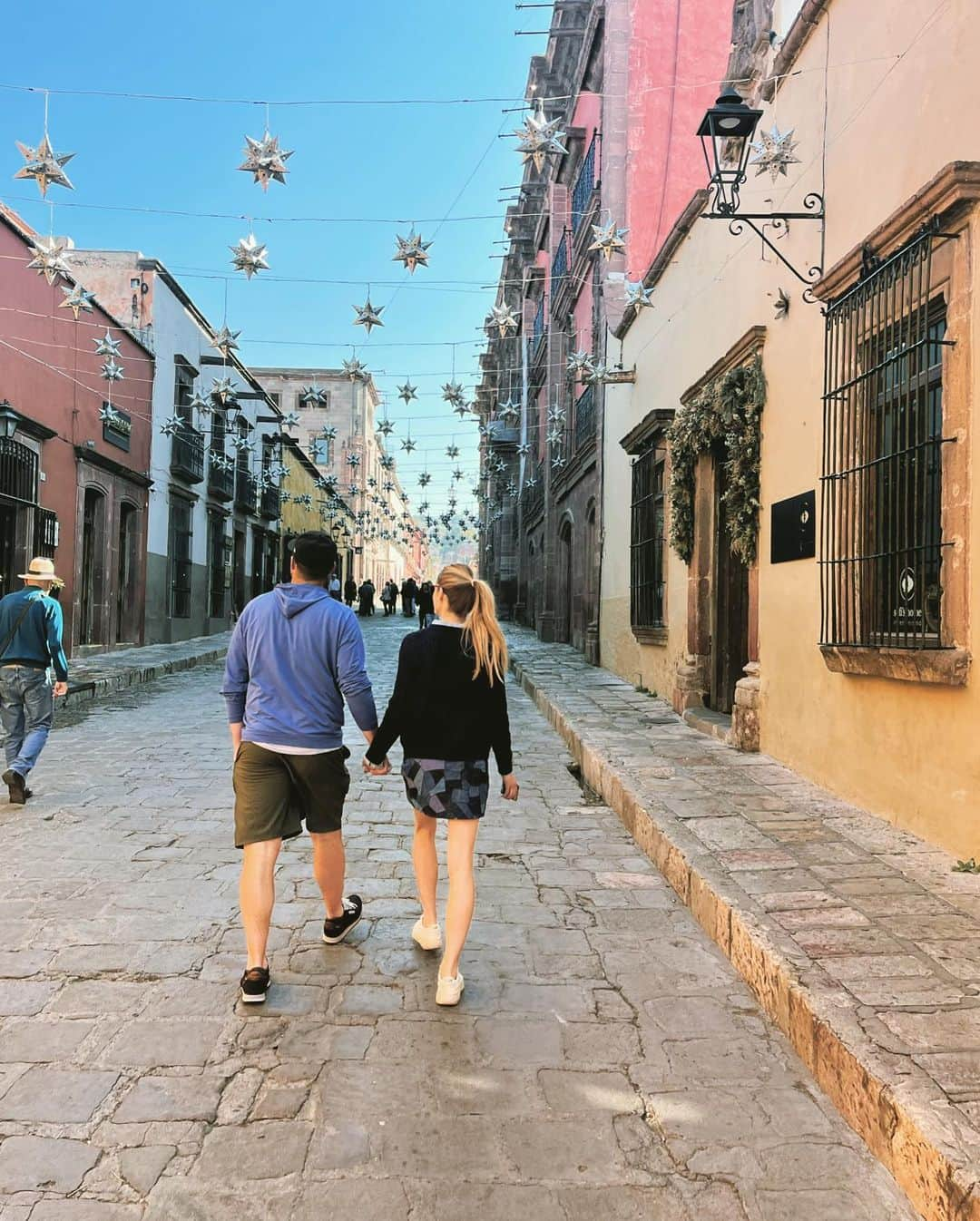 ブルックリン・デッカーのインスタグラム：「Mexico City & San Miguel de Allende  1. Aw 2. Game recognize game 3. Best taco truck we’ve ever tried: Andy’s in SM 4. Aw 5. Aw 6. Hanky Panky’s 7. They call me the mountain goat for a reason  8. We’ve seen A LOT together 9. Marriage」