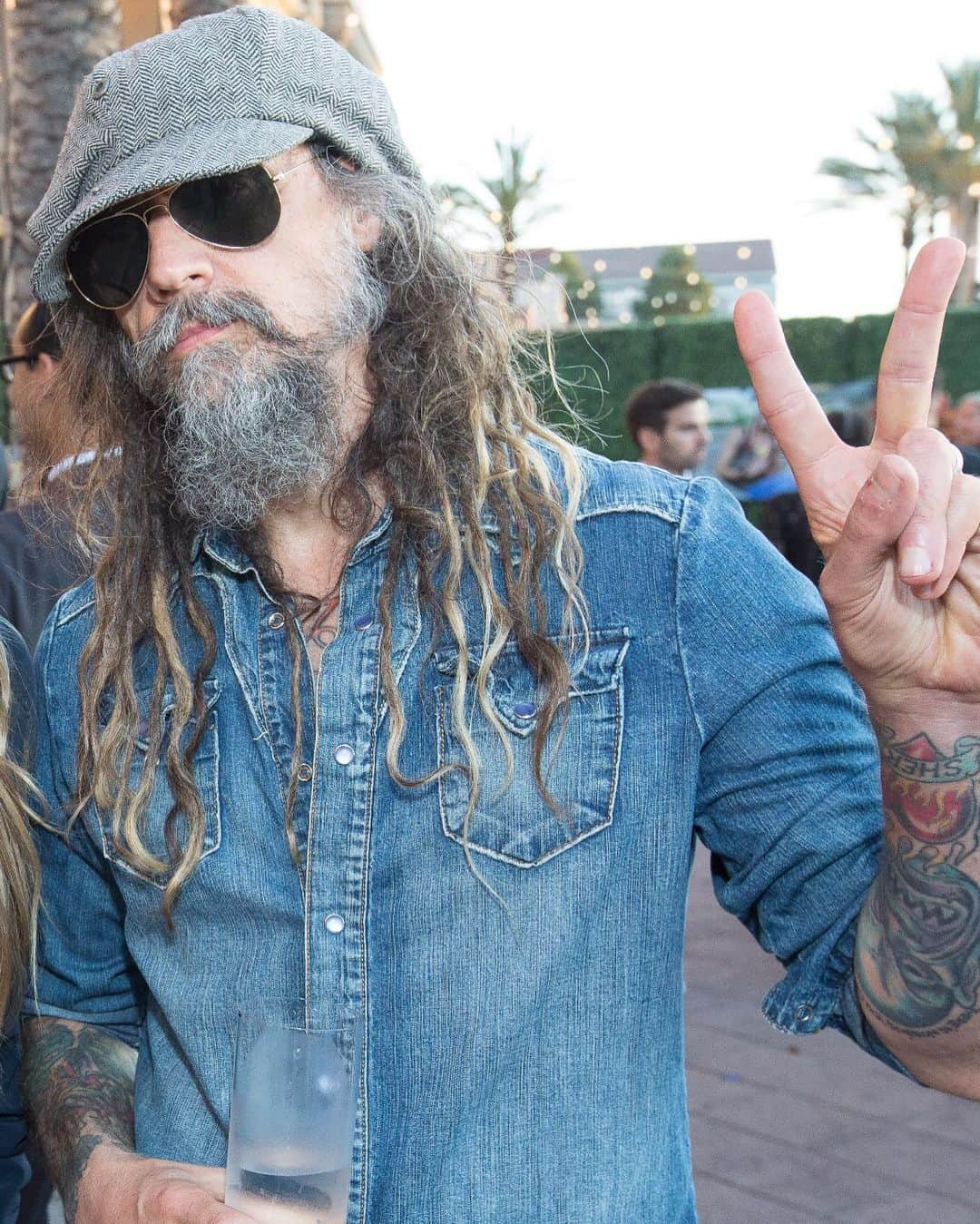 シェリ・ムーン・ゾンビのインスタグラム：「Happy Birthday Rob! You just keep getting better with age my love 🎂. #happybirthdayrobzombie #birthdayboy#robzombie #sherimoonzombie」