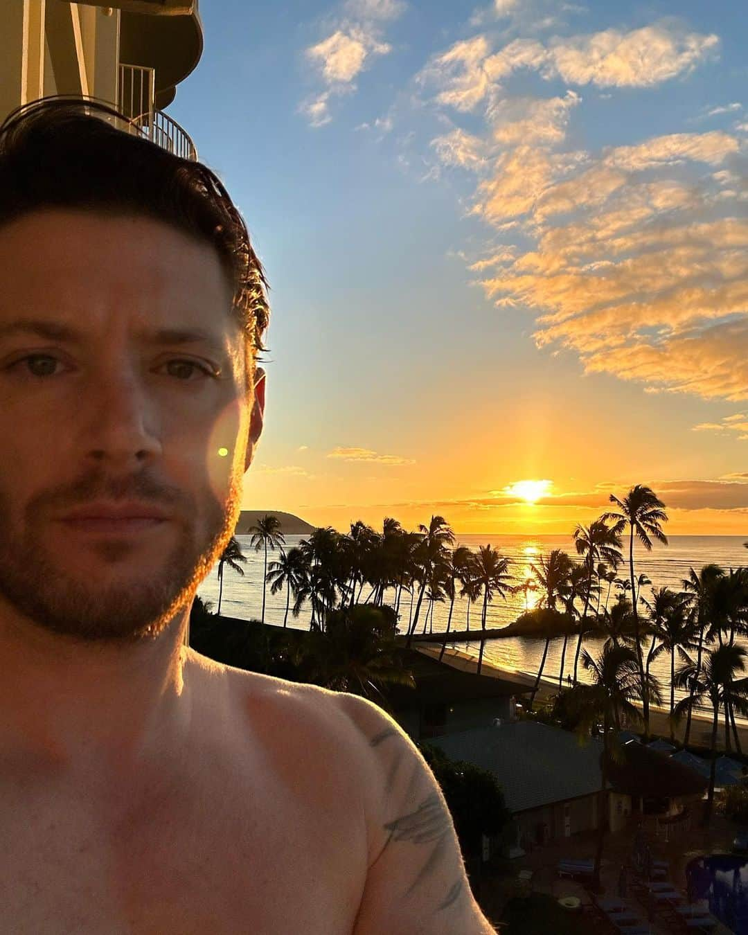 ジェンセン・アクレスのインスタグラム：「Sunrises hit different on the islands. Hope everyone is off to a great 2023 start. 🤙🏼」