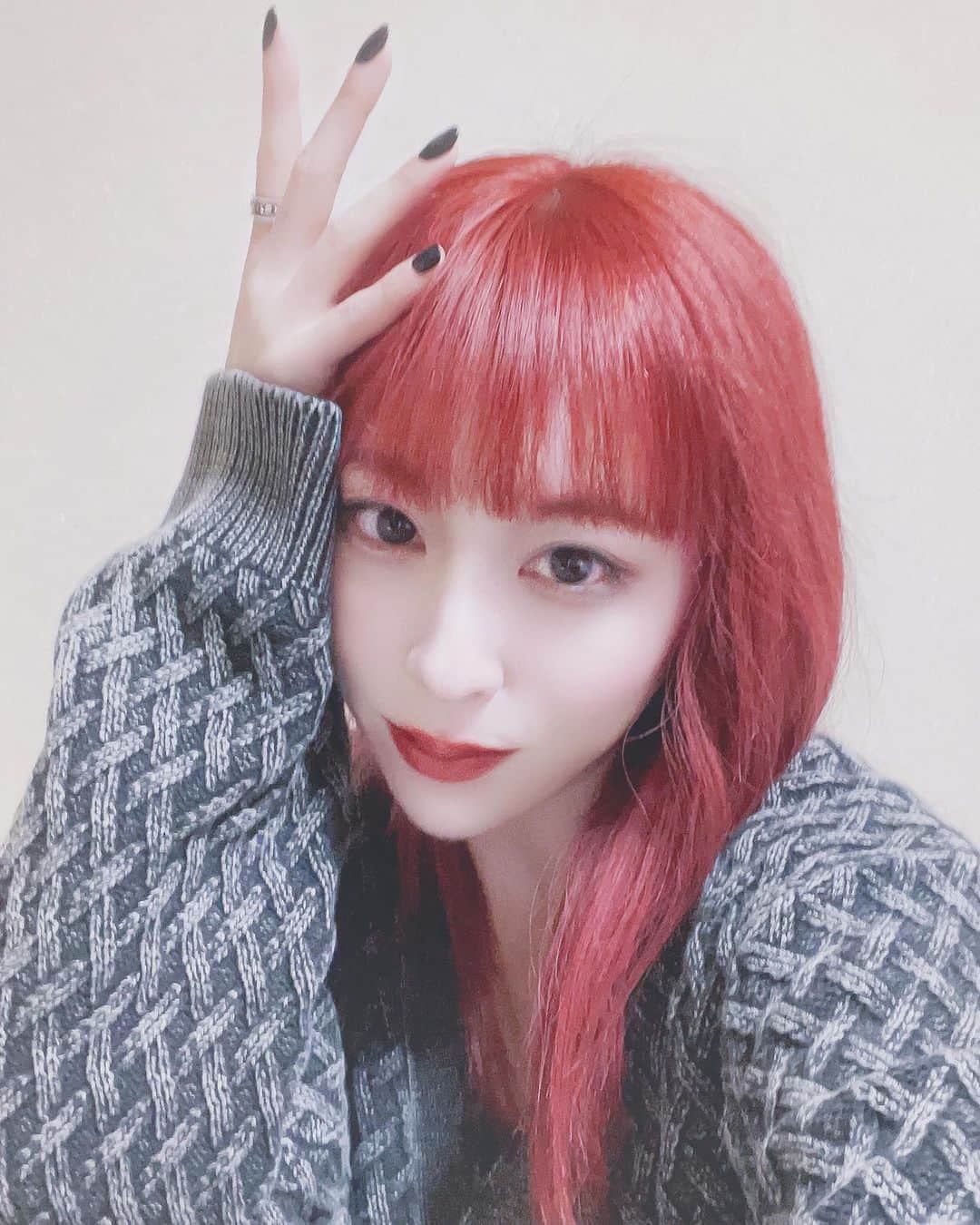 綾野ましろさんのインスタグラム写真 - (綾野ましろInstagram)「...❤️  #hairstyle  #haircolor #red」1月13日 3時19分 - ayanomashiro_official