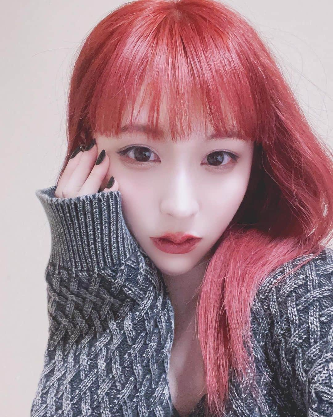 綾野ましろさんのインスタグラム写真 - (綾野ましろInstagram)「...❤️  #hairstyle  #haircolor #red」1月13日 3時19分 - ayanomashiro_official