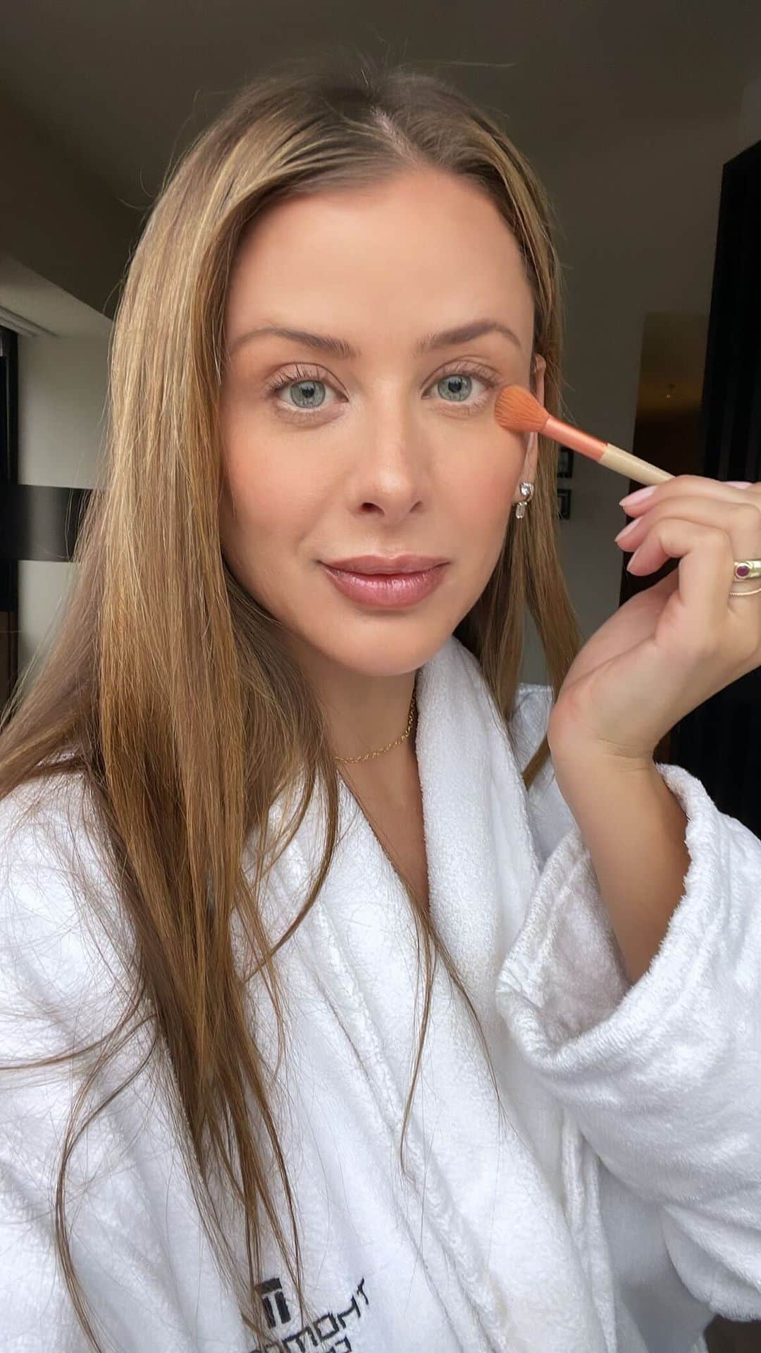 ロー・ボスワースのインスタグラム：「GRWM to go to @ultabeauty headquarters 🧡 We’re meeting with our incredible buyers about major @lovewellness newness in 2023- so excited for you all to see what’s in store!」